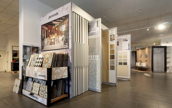 Exposición de porcelánico en distintos formatos y acabados en JOMASA, Gijón