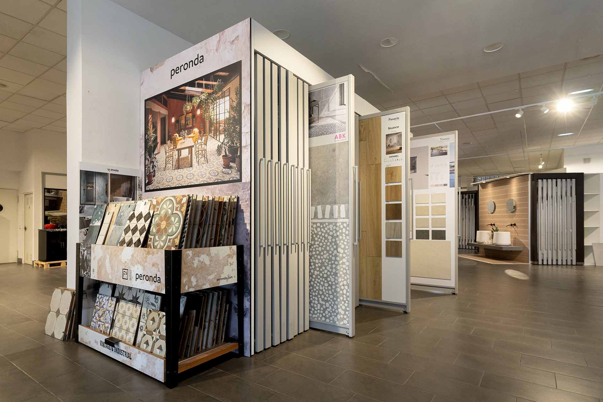 Exposición de porcelánico en distintos formatos y acabados en JOMASA, Gijón