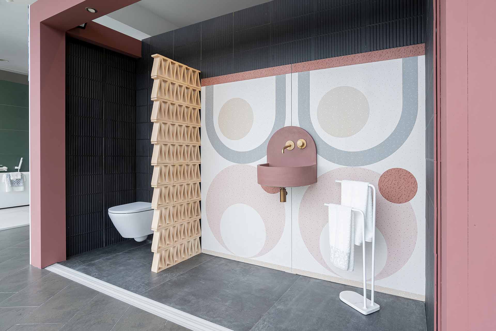 Muebles de baño suspendidos con lavabo en la exposición de JOMASA, Gijón