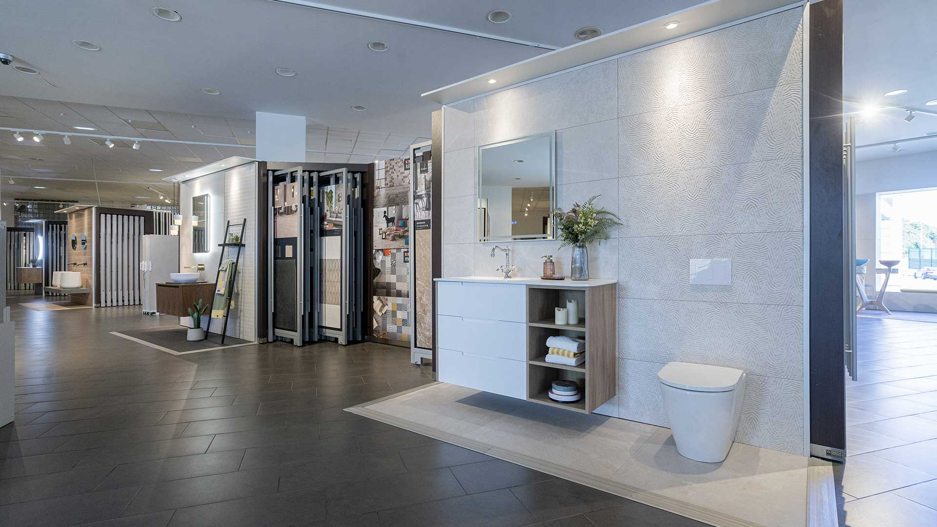 Exposición de cerámicas y muebles para la reforma de baño moderno en JOMASA en Gijón